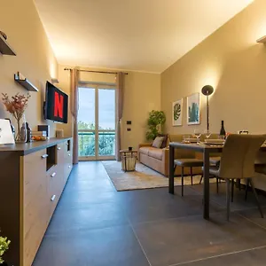 Modern & Bright 2 Bedroom Flat 50m From M4 Stop Apartment
